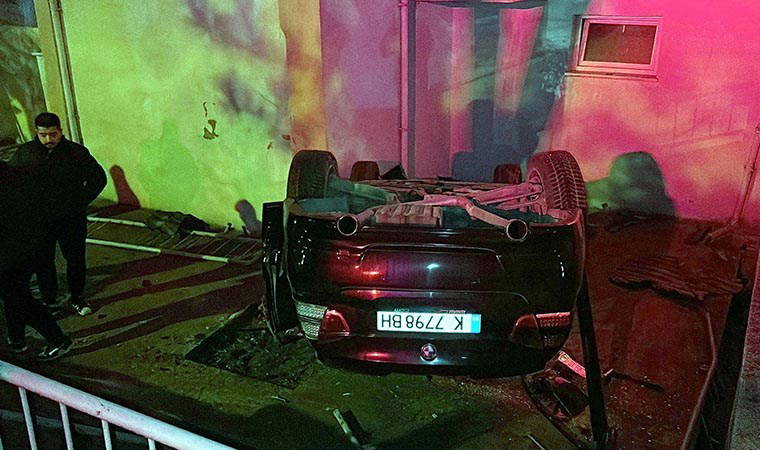 Edirne'de gece saatlerinde korkutan kaza: Bulgaristan plakalı otomobil, site bahçesine düştü!