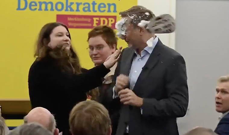 Almanya'da FDP Genel Başkanı Lindner'e 'pastalı' saldırı: 'Kremalı tercih ederdim'