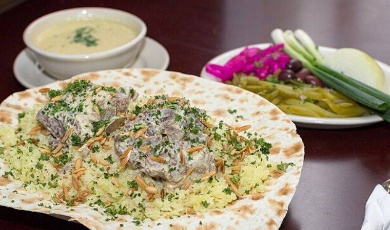 Filistin yemeklerinin en lezzetlisi: Mansaf tarifi