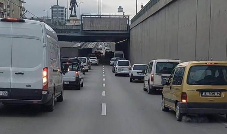 Bursa'da örnek davranış! Sürücüler ambulansa yol vermek için fermuar sistemini uyguladı