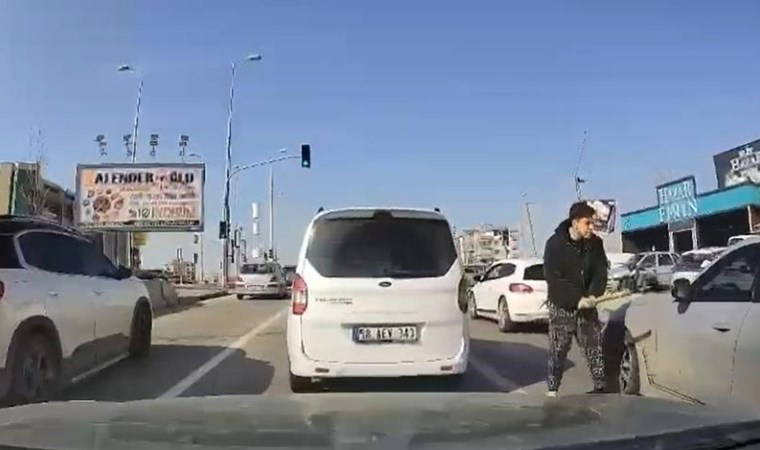 Trafikte tartıştığı kişinin aracına beyzbol sopasıyla saldırdı!