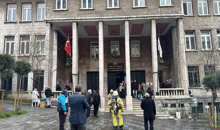 Beyoğlu Vergi Dairesi’nde yangın paniği!