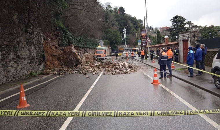 Üsküdar'da istinat duvarı çöktü: Yol trafiğe kapandı