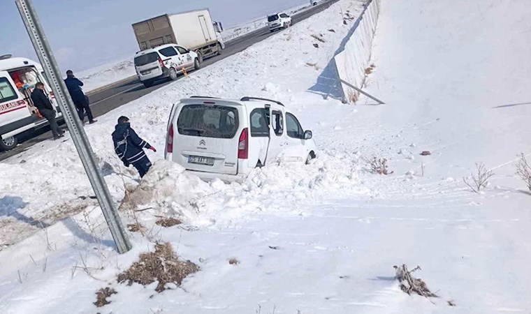 Kars-Sarıkamış-Erzurum karayolunda otomobil ve ticari araç çarpıştı: Çok sayıda yaralı!