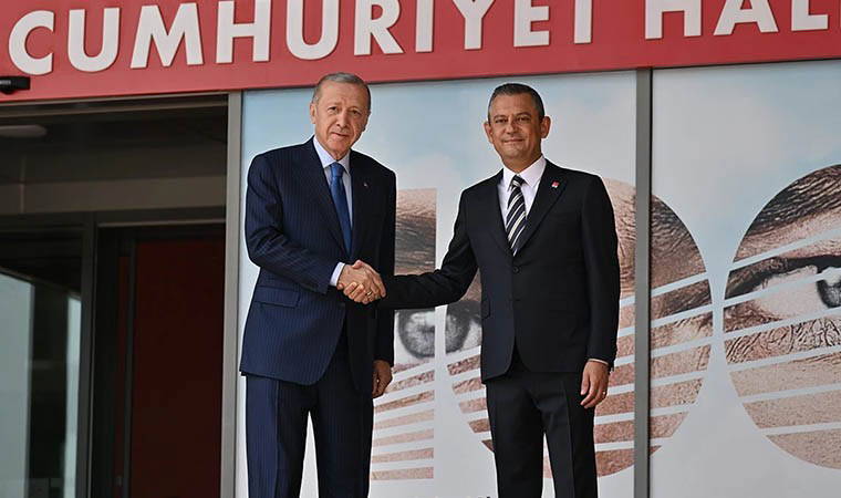 CHP'li Sezgin Tanrıkulu: 'Madem kurultay şaibeliydi, neden Özgür Özel'in elini sıktı?'