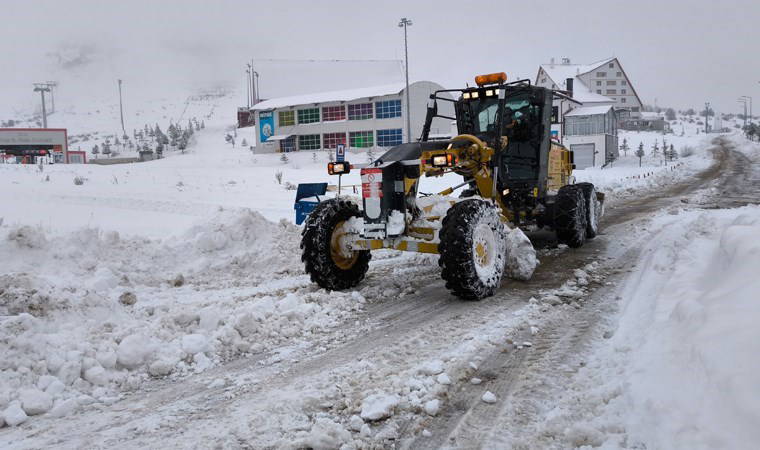 Sivas'ta 'kar' hayatı felç etti: 33 yerleşim yerine ulaşım sağlanamıyor