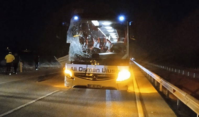 Afyonkarahisar'da faciadan dönüldü! Yolcu otobüsü TIR'a çarptı: 6 kişi yaralandı