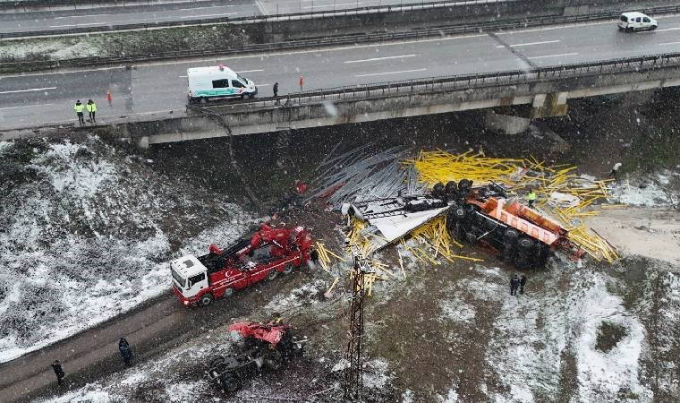 Anadolu Otoyolu'nda TIR ile kar küreme aracı köprüden uçtu: 2 ölü!