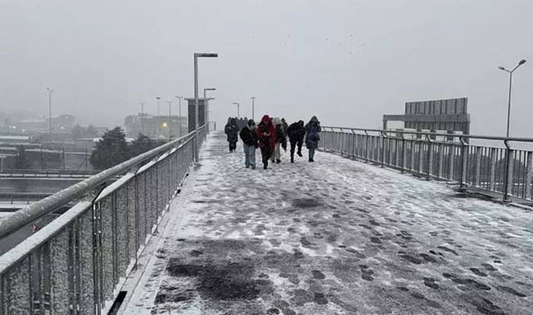 İstanbul'da kar yağışı etkisini artırdı! İşte ilk manzaralar...