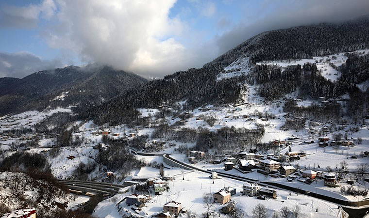 Karın süslediği  Zigana Dağı'nda kartpostallık görüntüler