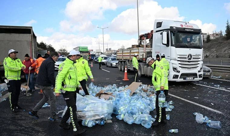 Ankara'da zincirleme kaza... Su şişeleri yola savruldu
