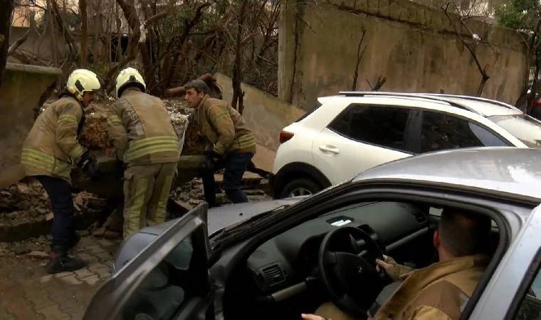 İstanbul'da sitenin istinat duvarı otomobilin üzerine düştü!