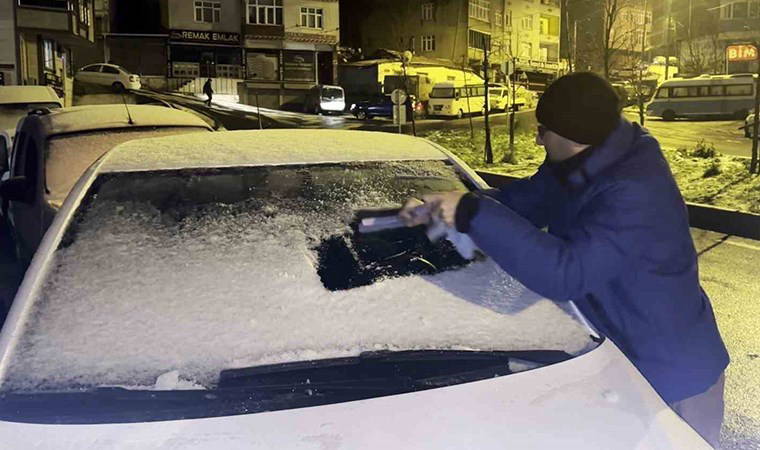 Meteoroloji uyarmıştı... İstanbul'da 'soğuk hava' etkisi: Araç camları buz tuttu