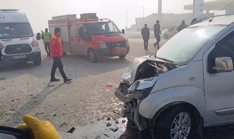 Hakkari'de otomobil ile kamyonet çarpıştı: Yaralılar var!