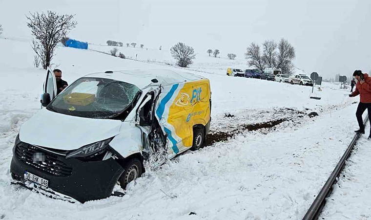 Tokat'ta faciadan dönüldü: PTT aracına tren çarptı!