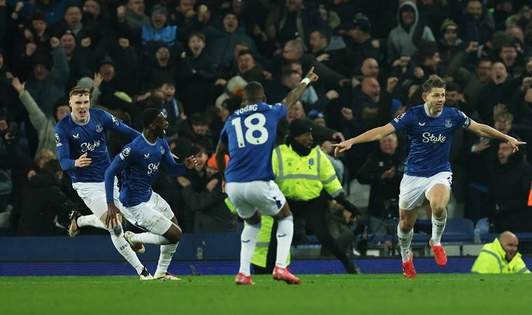 Everton, 90+8'de Liverpool'a çelme taktı