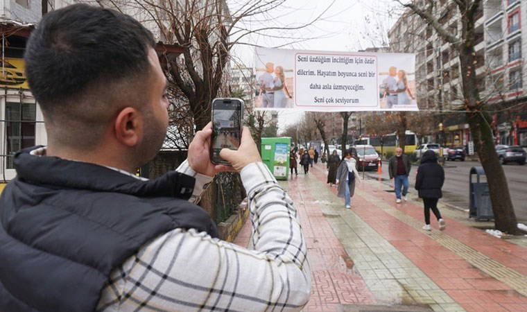 Görenler hayrete düştü... Tartıştığı eşine kendini affettirmek için pankart yaptırdı