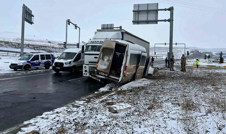 Ağrı'da 'kaygan yol' kaza getirdi... Çekici ile minibüs çarpıştı: 2'i ağır 8 yaralı
