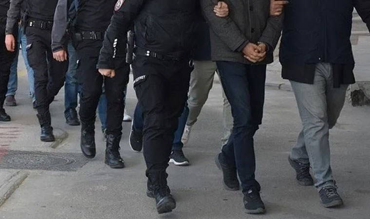 Adana’da sahte içki operasyonu: Litrelerce alkol ele geçirildi, 5 gözaltı