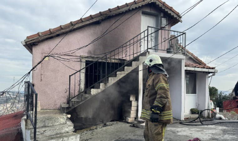 İstanbul'da panik anları... Depoda çıkan yangın giriş kata da sıçradı!