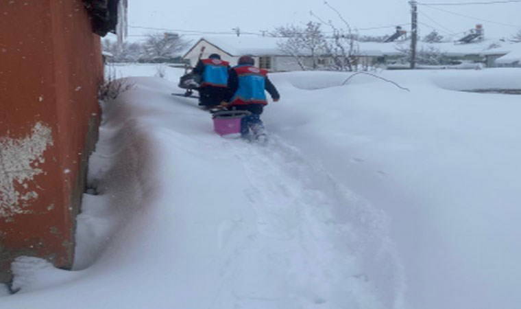 Bingöl'de 215 köy yolu kar nedeniyle kapandı, esnaf küreklerle dükkan önlerini açtı