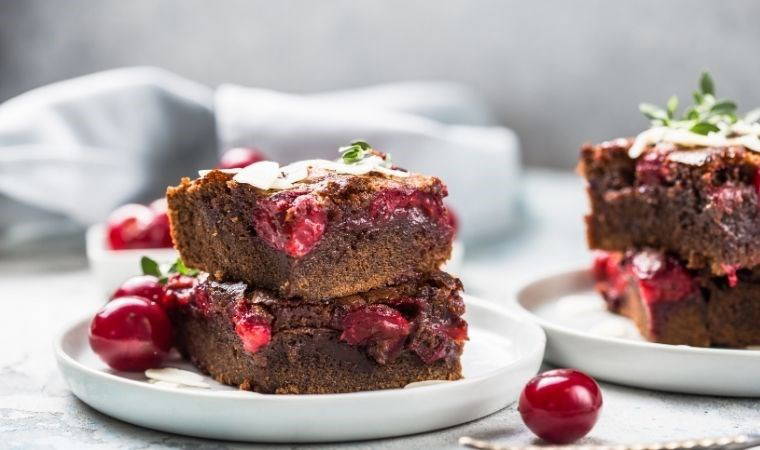Mayhoş tadıyla damak çatlatan enfes lezzet: Vişneli brownie tarifi