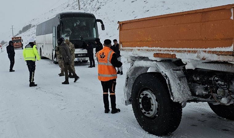 Otobüs kara saplandı, 42 öğrenci minibüslerle tahliye edildi