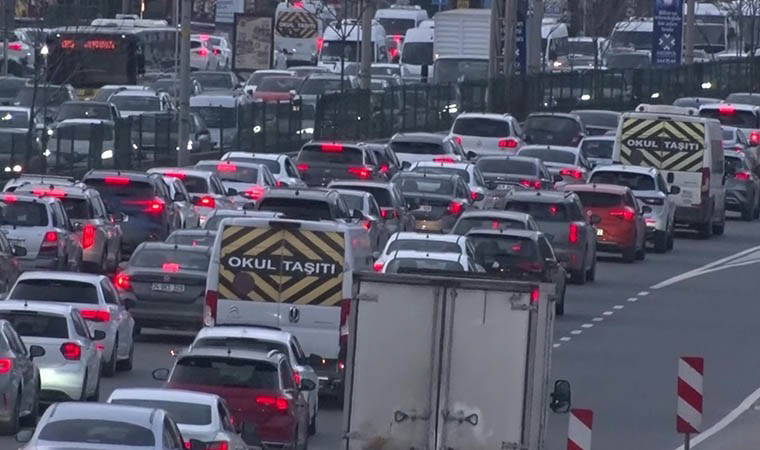 Haftanın son mesai gününde İstanbul'da trafik yoğunluğu yüzde 83'e çıktı