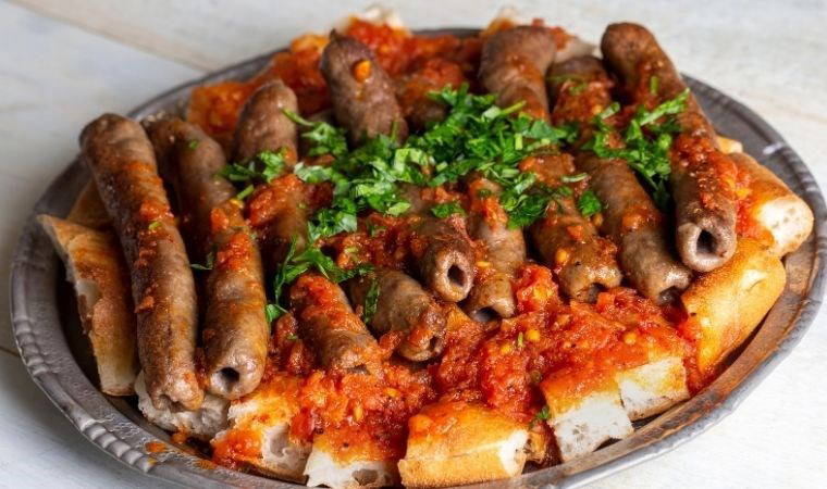 İzmir'in lezzet hazinesi hafta sonu sofralarına çok yakışacak: Püf noktalarıyla Tire köftesi tarifi