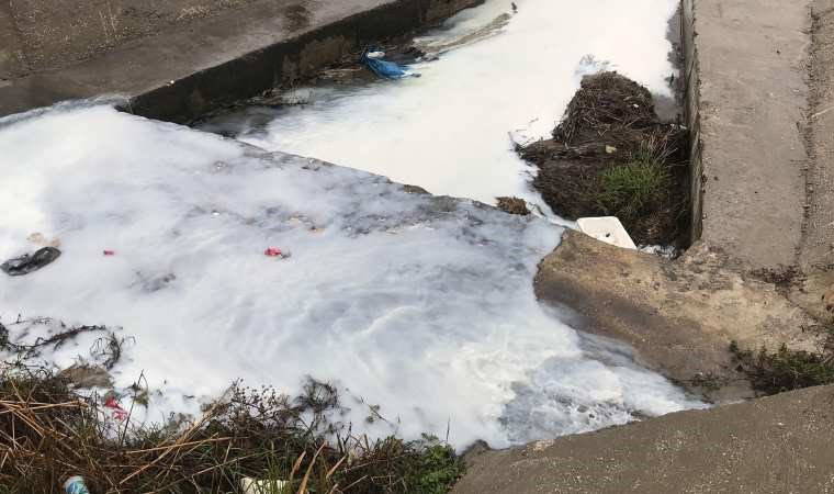 Tekirdağ'da atıkların karıştığı dere beyaz aktı