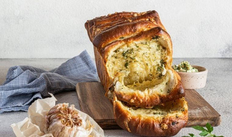 Sofralarınıza lezzet katacak yeni trend: Sarımsaklı kaşarlı Japon ekmeği tarifi