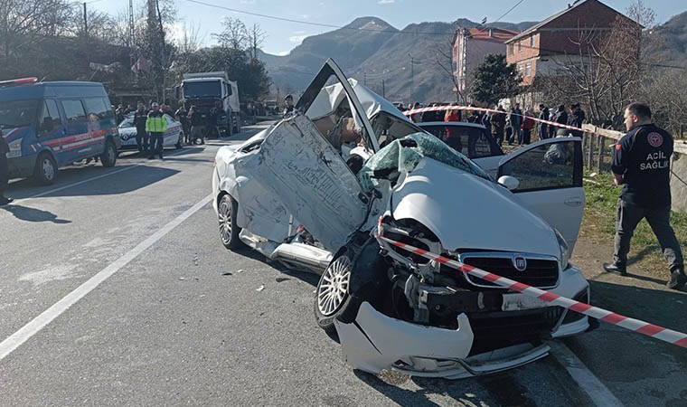 Giresun'da feci kaza: Kamyon otomobile çarptı, 4 ölü!