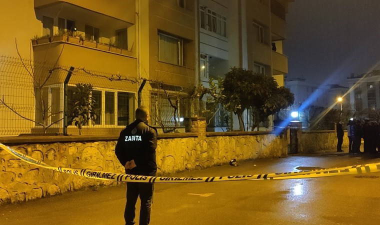 İstanbul'da duvarlarında çatlaklar oluşan 4 katlı bina boşaltılarak mühürlendi