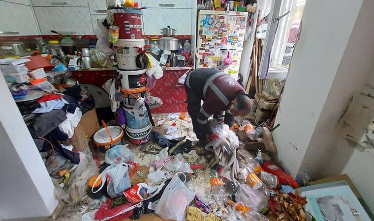 Bir ilde daha 'çöp ev' vakası: Evden tam 10 kamyonet çöp çıktı!