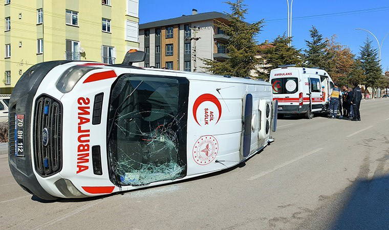 Karaman'da faciadan dönüldü! Otomobil ve ambulans çarpıştı: Yaralılar var...