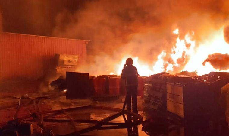 Samsun'da kauçuk fabrikasında korkutan yangın: 4 saatte söndürüldü