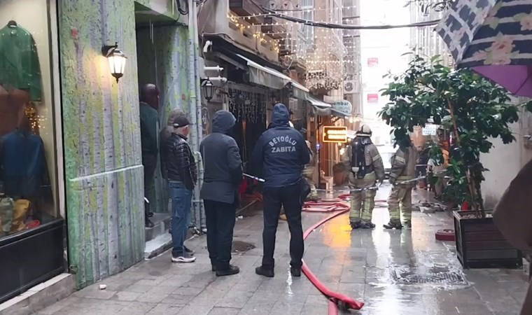 İstiklal Caddesi'nde korkutan yangın!