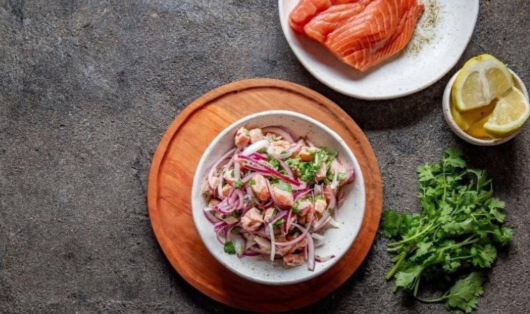 Geleneksel Peru lezzetiyle tanışın: Somon ceviche tarifi