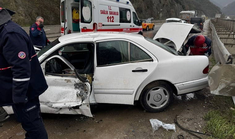 Sakarya'da bariyere çarpan aracın sürücüsü hayatını kaybetti