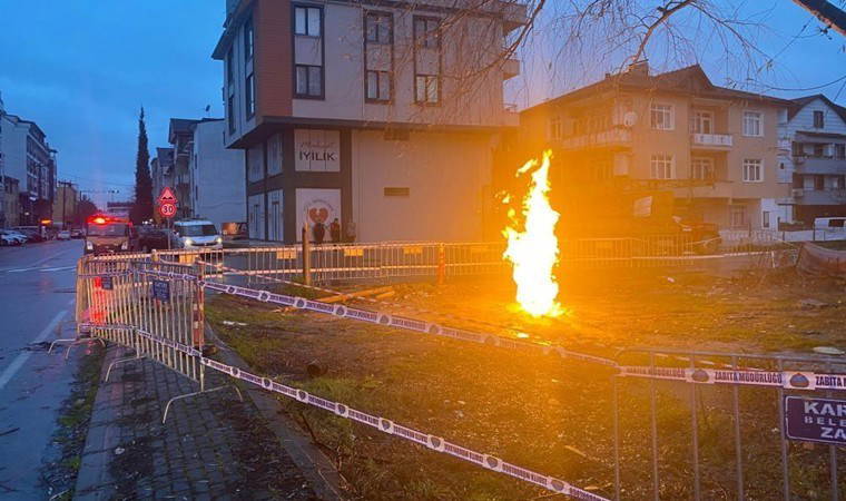 Yer altından çıkan metan gazı alev aldı, saatlerdir sönmüyor