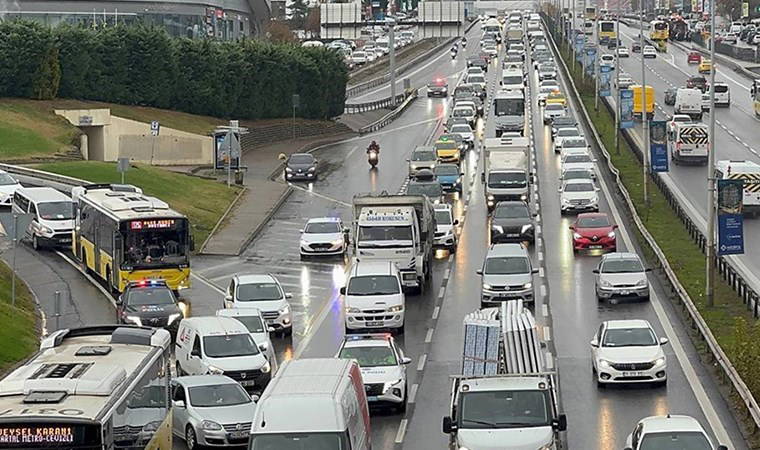 Sağanak, İstanbul'da trafiği kilitledi: Yoğunluk  Anadolu Yakası'nda yüzde 87'ye ulaştı!