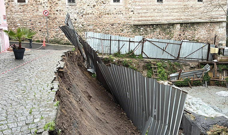 Fatih'te toprak kaydı, yol çöktü! O anlar kameraya yansıdı...