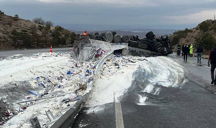 Etraf beyaza büründü... Un yüklü TIR devrildi: Sürücü yaralandı