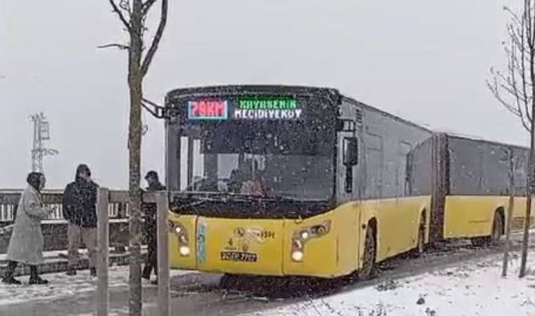 İstanbul'da kar yağışı etkili oluyor: İETT otobüsü yolda kaldı!