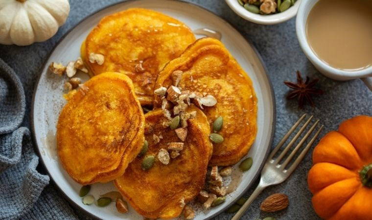 Kış aylarına çok yakışan enfes bir kahvaltılık: Balkabaklı pancake tarifi