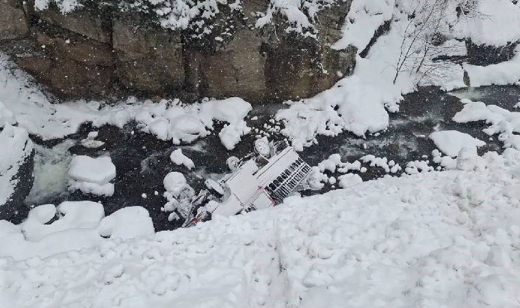 Gümüşhane'de karda kayan kamyonet, dereye yuvarlandı: Yaralılar var!
