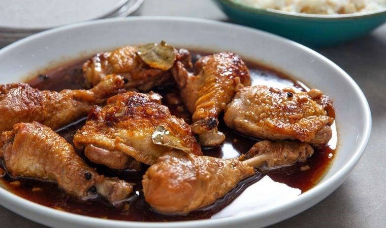 Filipinler mutfağının tavuk çeşnisi: Tavuk adobo tarifi