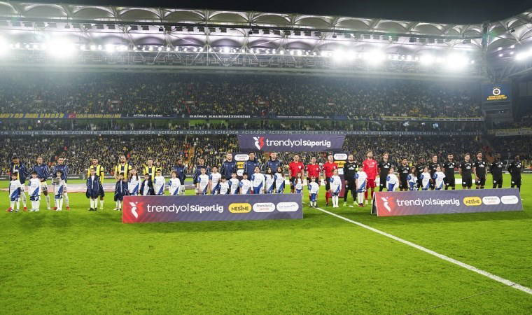 Fenerbahçelilerden ihraç edilen teğmenlere büyük destek: 'Mustafa Kemal'in askerleriyiz'