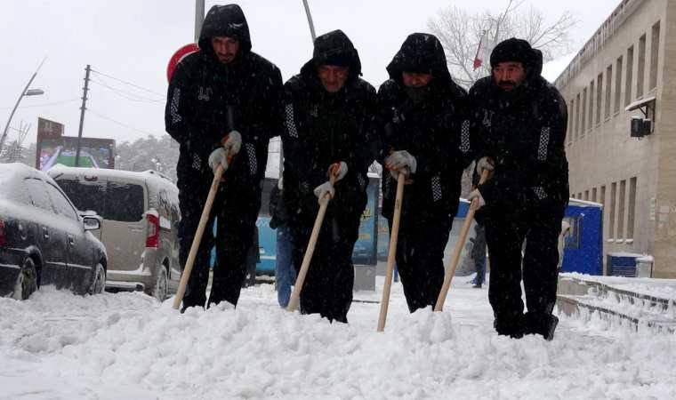 Doğuda kar esareti: 2 bin 666 yerleşim yerine ulaşım yok