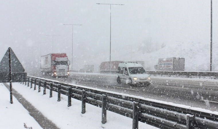 İstanbul'da yoğun kar yağışı uyarılarının ardından yollar boş kaldı